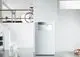 Vaillant Gas-Brennwertkessel in modernem, minimalistischem Raum, auf einem grauen Boden, mit einem weißen Gehäuse und einem klaren Bedienfeld oben.